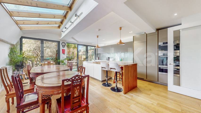Impressive Six Bedroom House with Four Bathrooms Dalgarno Gardens, North Kensington 